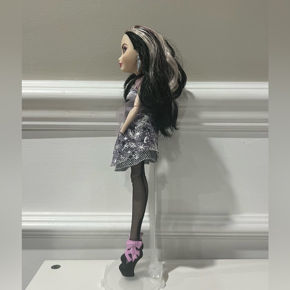 Ever After High Duchess Swan First Chapter Doll Mattel Dress Tights Outfit 2013 - Picture 5 of 8